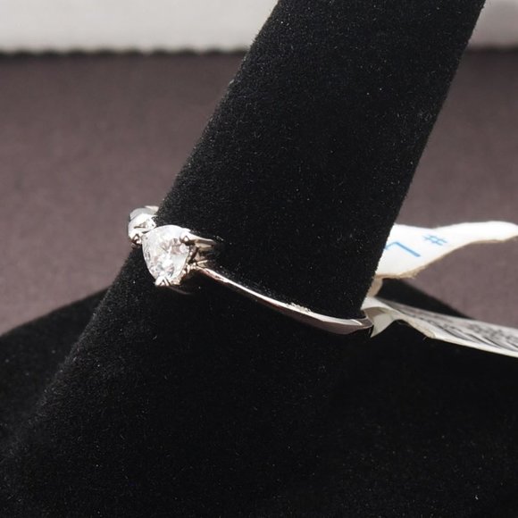 Petite Heart Shaped.925 Sterling Silver & Heart Shaped Cubic Zirconia Ring! - Picture 4 of 5